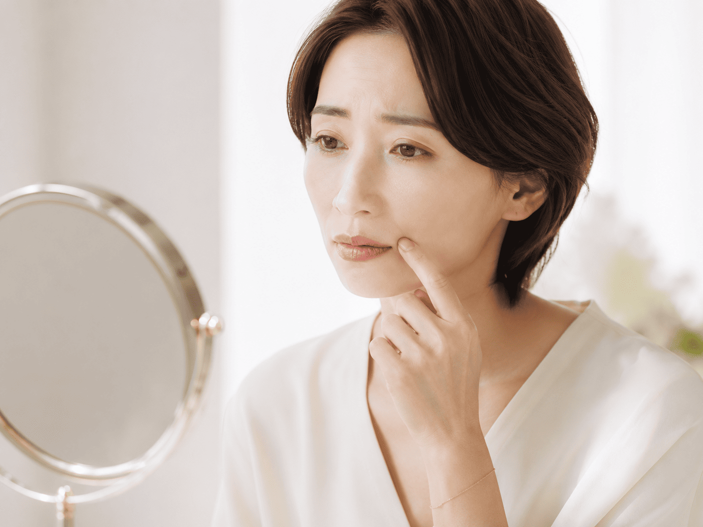 口横のもたつきを気にする女性